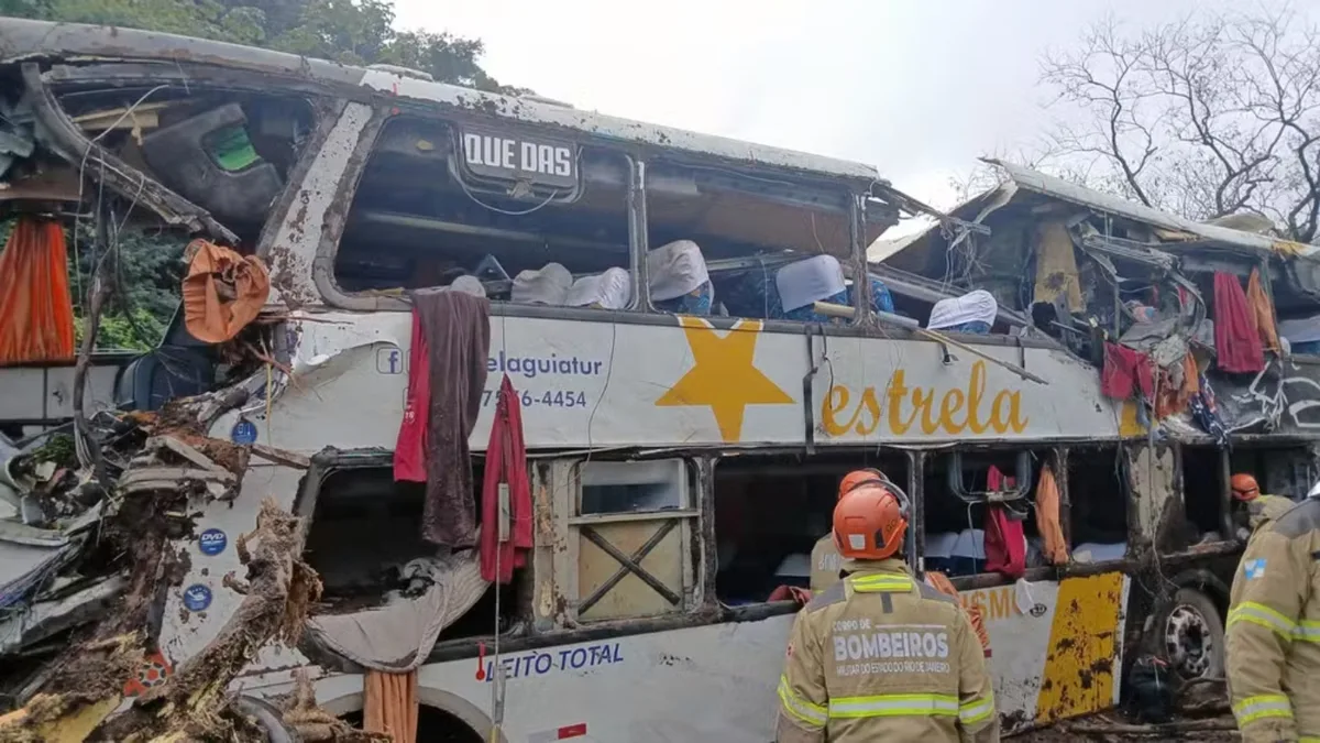 Nove pessoas morrem em tombamento de ônibus na descida de rodovia
