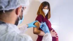 Os anticorpos que atravessam a placenta: como vacina da mãe protege o bebê antes mesmo do parto