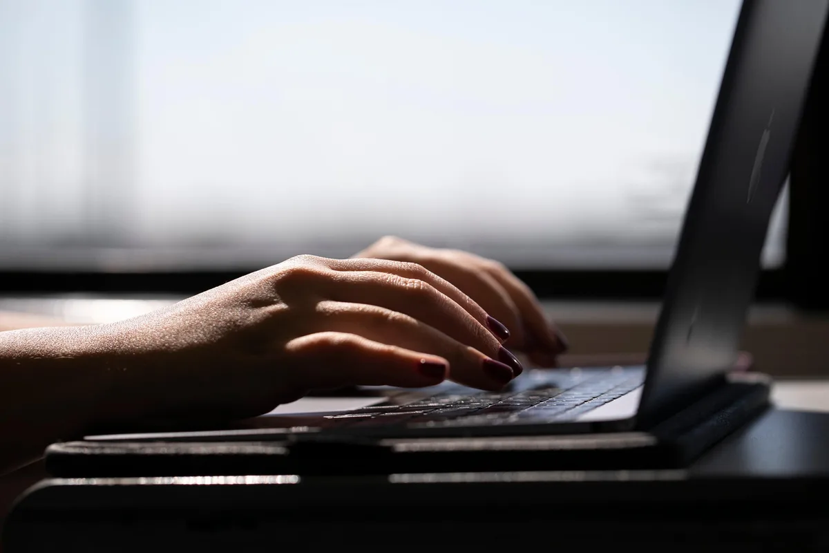 Conforme va creciendo la vigilancia laboral, expertos recomiendan saber cómo te vigila tu empleador