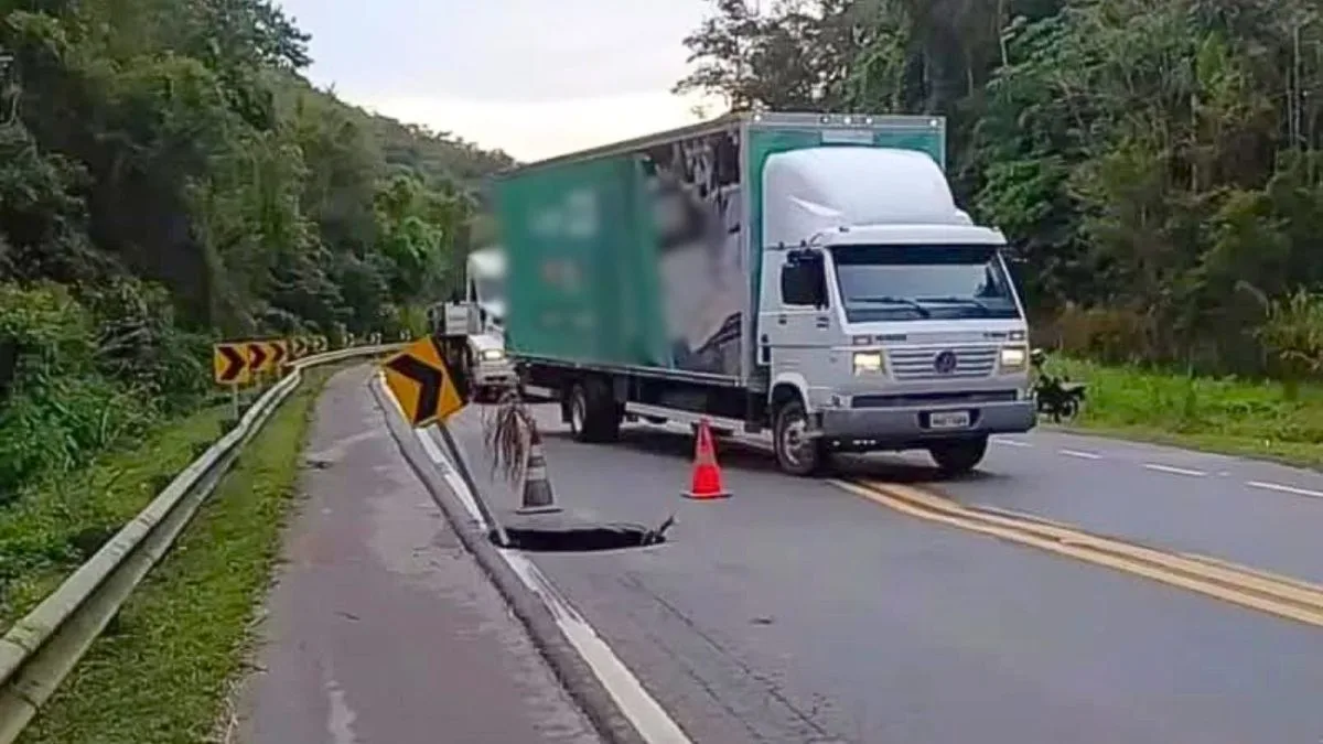 Cratera volta a abrir na BR-470 horas após reparo emergencial e complica trânsito em SC