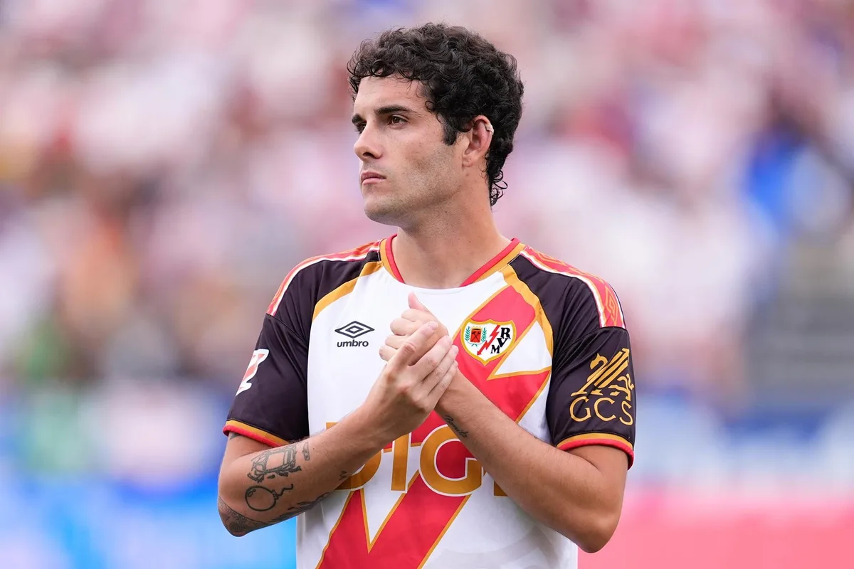 Sergio Camello: "El Rayo Vallecano es el último equipo que queda del fútbol de otra época, es lo que me gusta"
