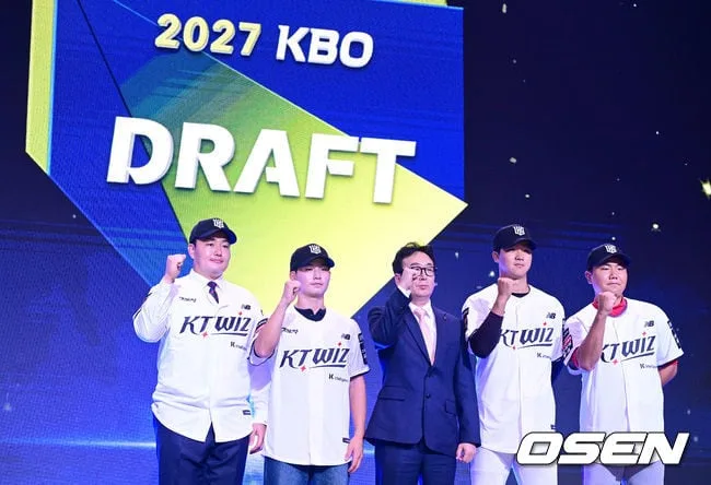 [사진]2027 KBO 신인드래프트에서 최지만 품은 KT