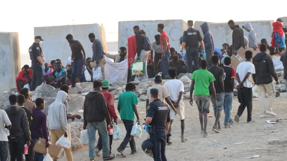 Comienza el traslado de los inmigrantes de la playa del Trampolín a dos centros de acogida