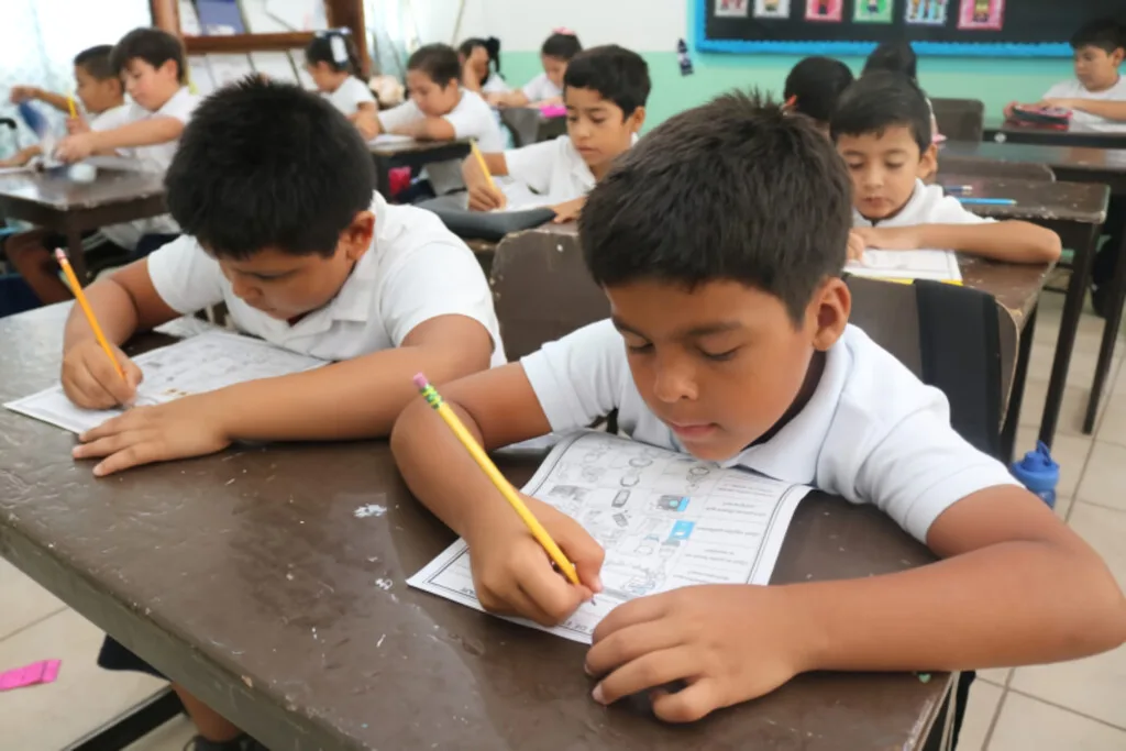 Las becas Benito Juárez no mejoran el nivel de educación en México: familias las usan para comida, advierte Coneval
