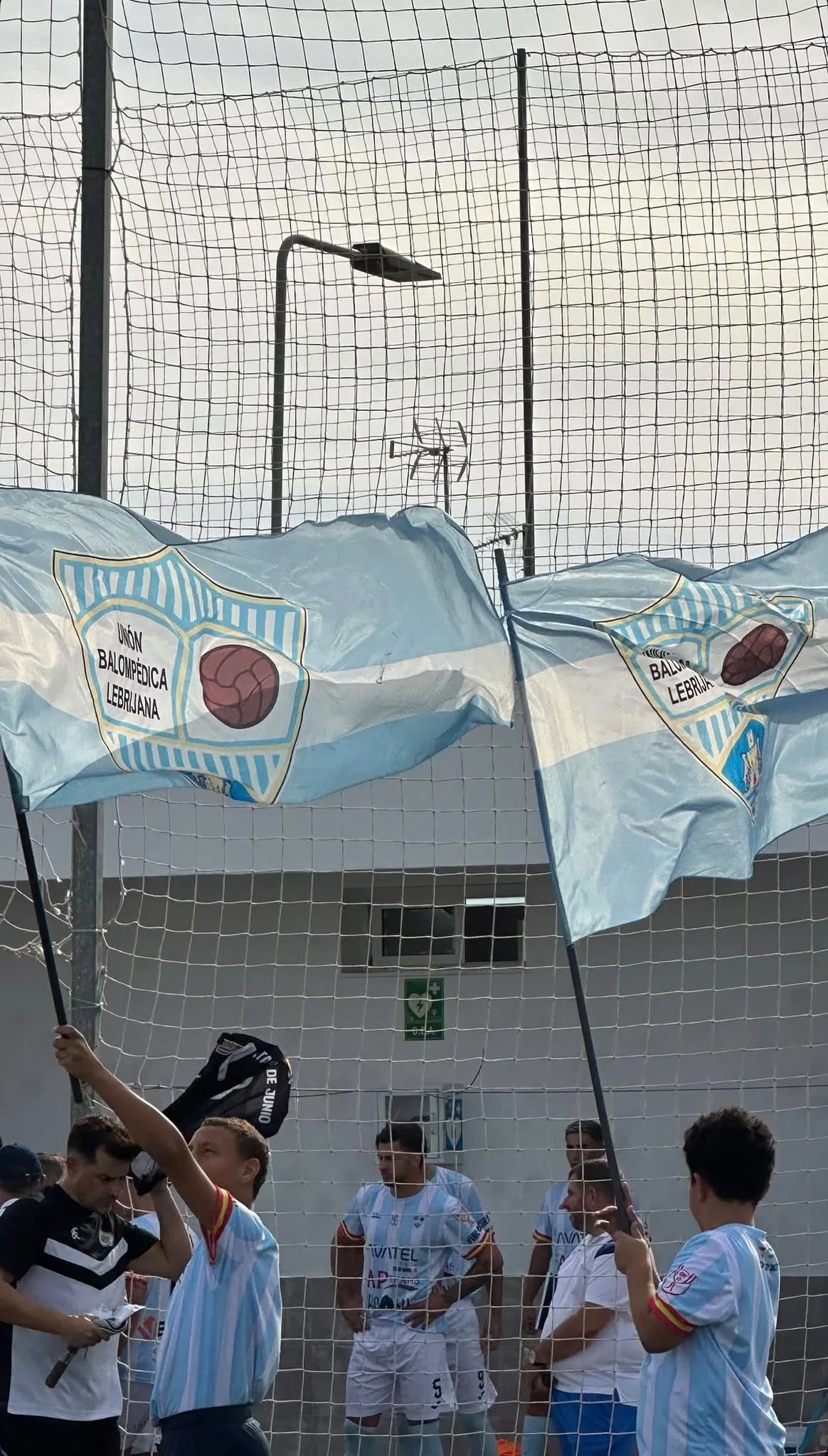 Dar a conocer un club, una bandera con el nombre... Lebrijana