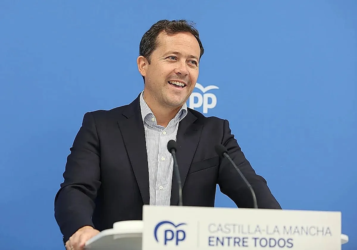 Velázquez dice que Tolón ha pasado «sin pena ni gloria» por el Ministerio de Educación y le reclama el pabellón