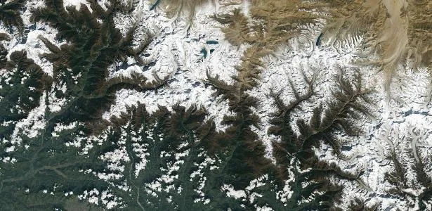 Glaciares ameaçam novo colapso após enchentes que mataram 1.000 no Nepal