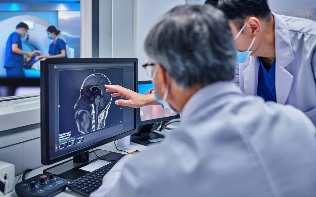 Alzheimer : bien avant les pertes de mémoire, ce signal discret dans votre bouche pourrait être le tout premier symptôme