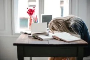 Burnout dispara 296% em dois anos e vira caso de Justiça (e de gestão)