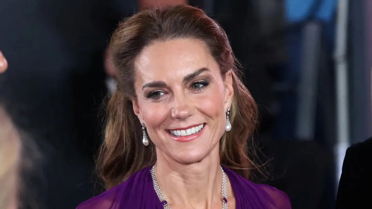 Kate Middleton sorprendió con un vestido violeta y una joya histórica de la corona casi nunca vista