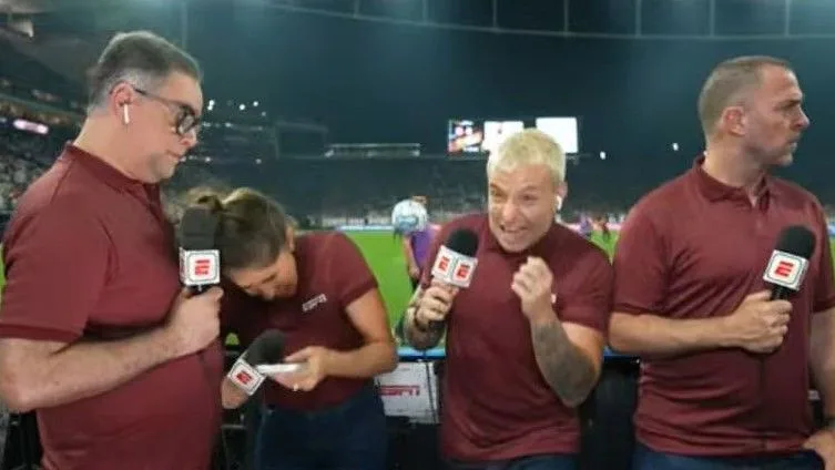 Jornalista da ESPN leva bolada na cabeça antes de jogo do Corinthians; veja