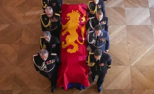 Féretro del rey Harald V de Noruega llega a la capilla del Palacio Real de Oslo; el funeral será el 9 de septiembre