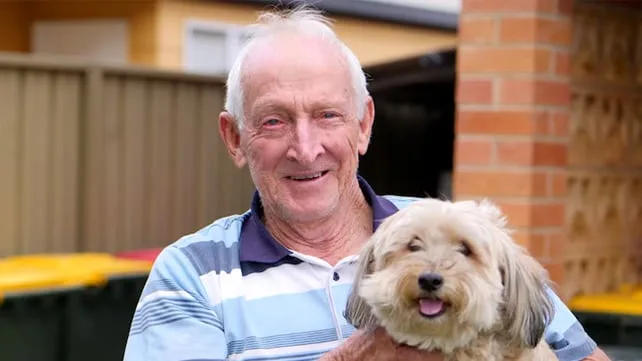 Un hombre de 82 años recicló más de 1.000.000 de latas y botellas y recaudó $106.000.000 para ayudar a un refugio de perros
