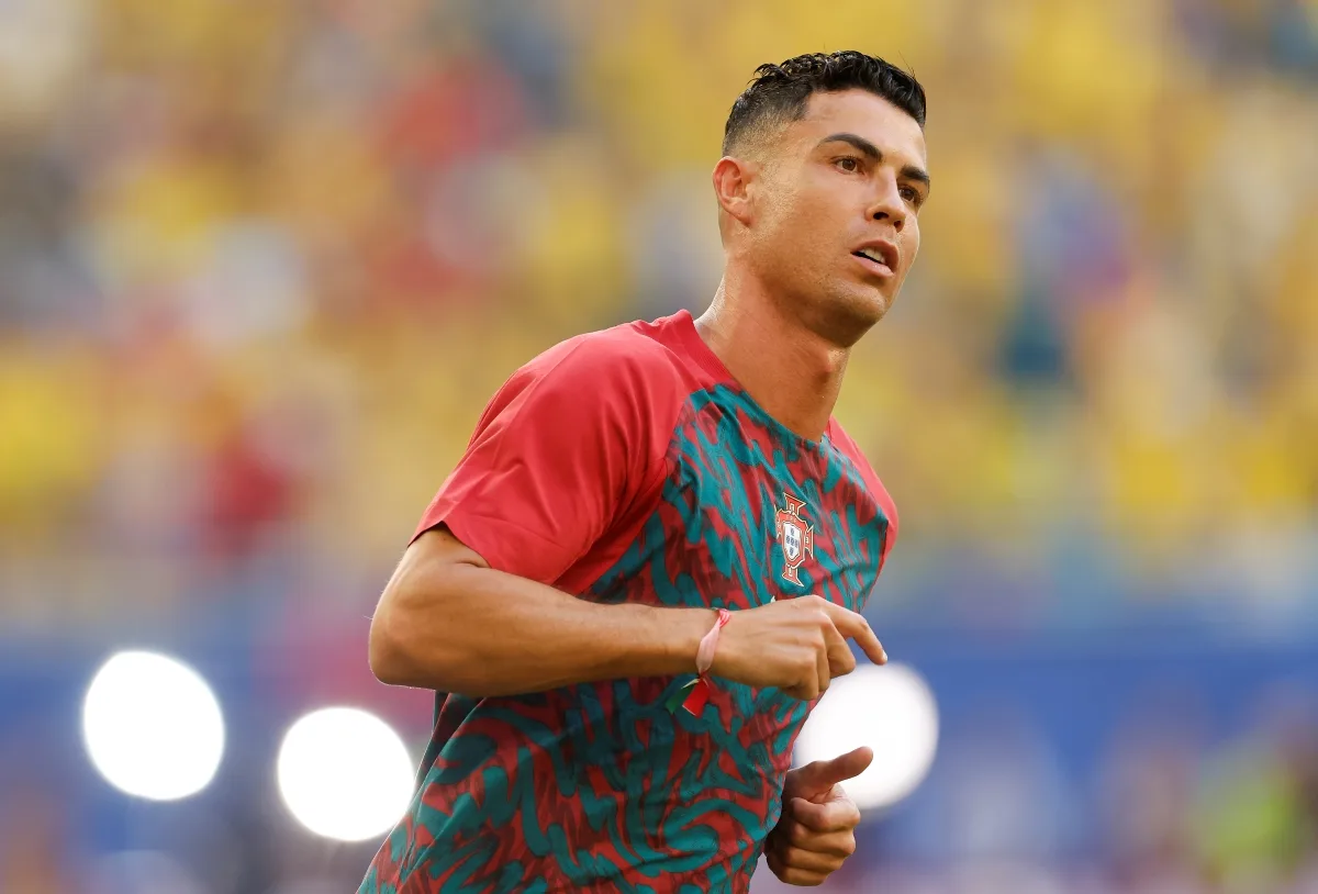 Cristiano Ronaldo muda visual e aparece ruivo nas redes; veja foto