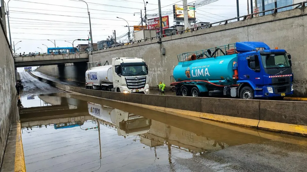 Llovizna vuelve a inundar el bypass de Pachacútec en Villa María del Triunfo de la avenida Pachacútec y se convierte en una ‘piscina’