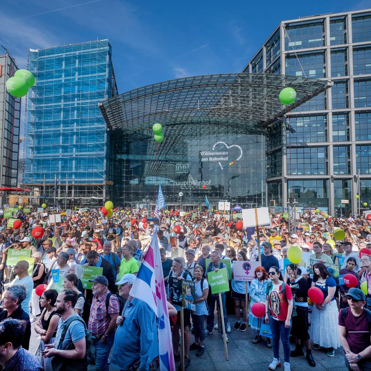 Demos - Protest gegen Schwangerschaftsabbrüche in Berlin und Köln