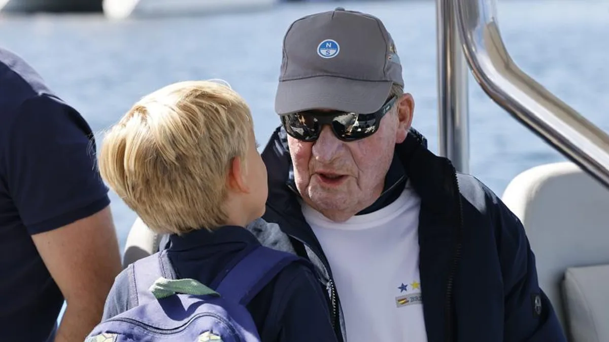 Juan Carlos I reaparece en la regata de Sanxenxo: el cariñoso reencuentro con su ahijado en su regreso al frente del 'Bribón'