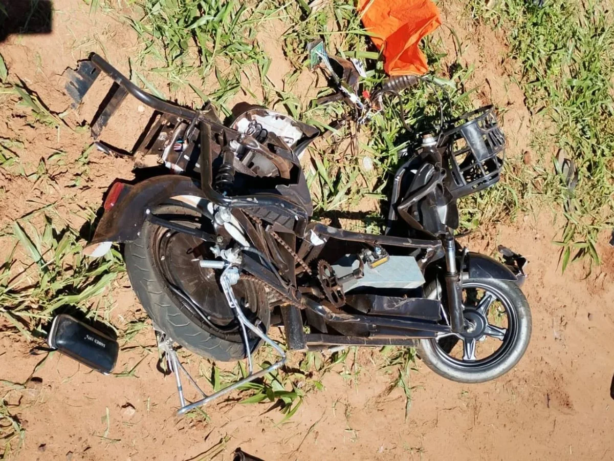 Caminhonete bate em bicicleta elétrica e deixa pai e filha feridos na BR-163, em Campo Grande