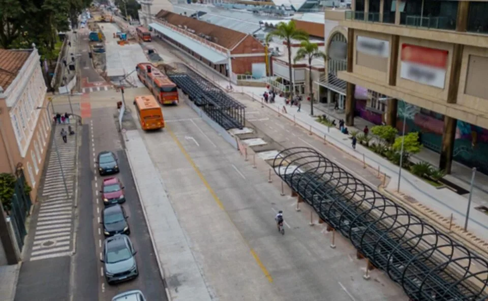Adeus, pista: trecho da Avenida Sete de Setembro ganha novo calçadão e trânsito muda no Centro de Curitiba