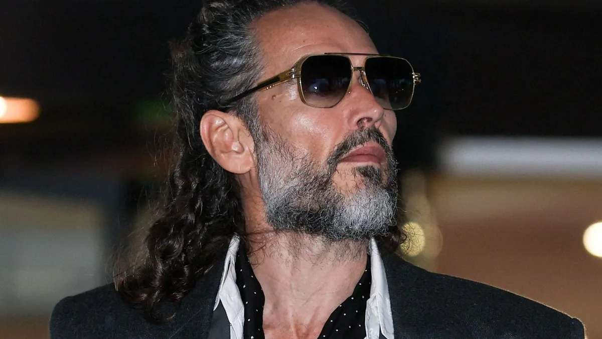 El desgarrador testimonio de una mujer que acusa a Russell Brand de violación: "No tenía adónde huir, es un hombre grande"