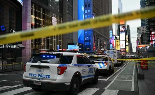 Policía de Nueva York dispara contra mujer que apuñaló a 2 personas en Times Square; investigan ataque