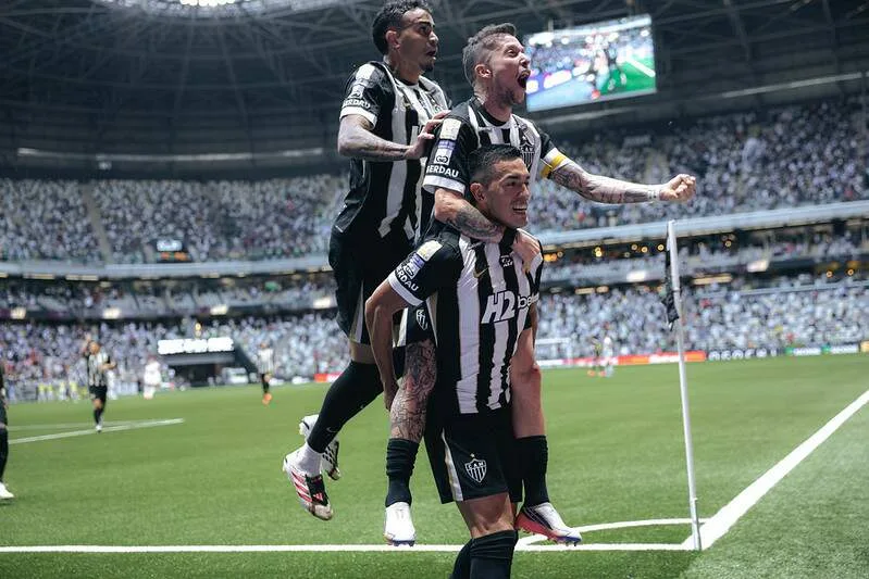 Atlético-MG supera Fluminense e Vasco vira sobre Grêmio no Brasileirão