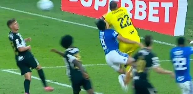 Atacante do Cruzeiro fratura rosto e costela após choque com Éverson