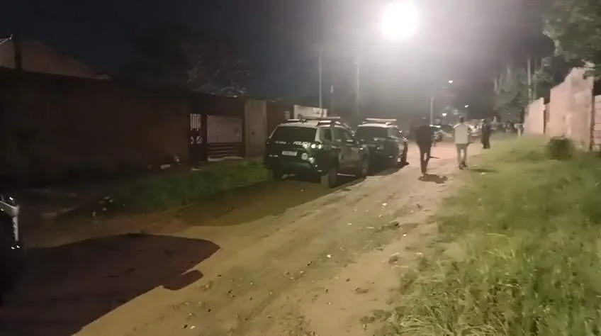 Mulher é morta a marteladas dentro de casa e suspeito foge de bicicleta