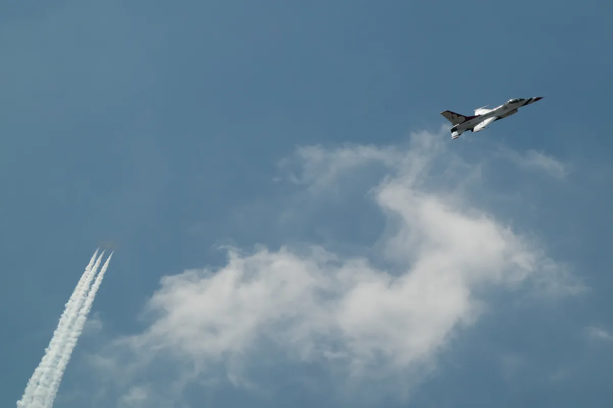Un caza F-16 de la Fuerza de Estados Unidos se estrelló cerca de una base en Alemania y dejó un herido