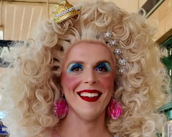 The tiny Australian town that goes head over heels for Dolly – video