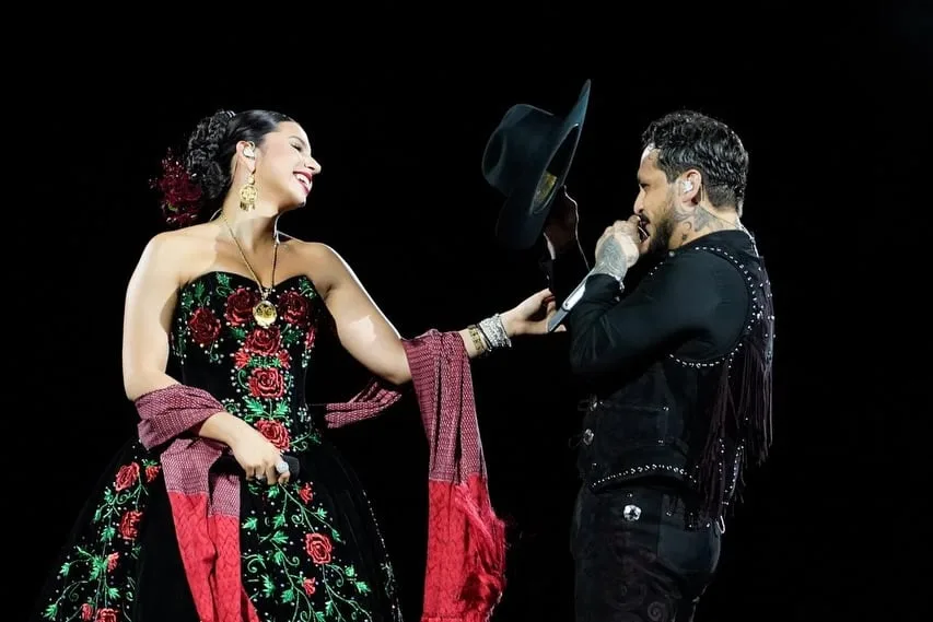 Ángela Aguilar y Christian Nodal interpretan a dueto “Amor Eterno” entre críticas y festejos por el cumpleaños de la cantante