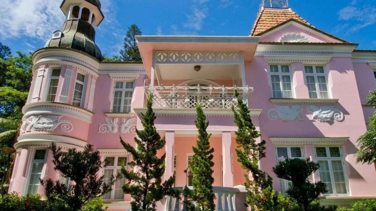 Casarão rosa centenário com arquitetura nobre e imponente, preserva memória de famosa família de SC e esconde história do primeiro banheiro interno de Blumenau