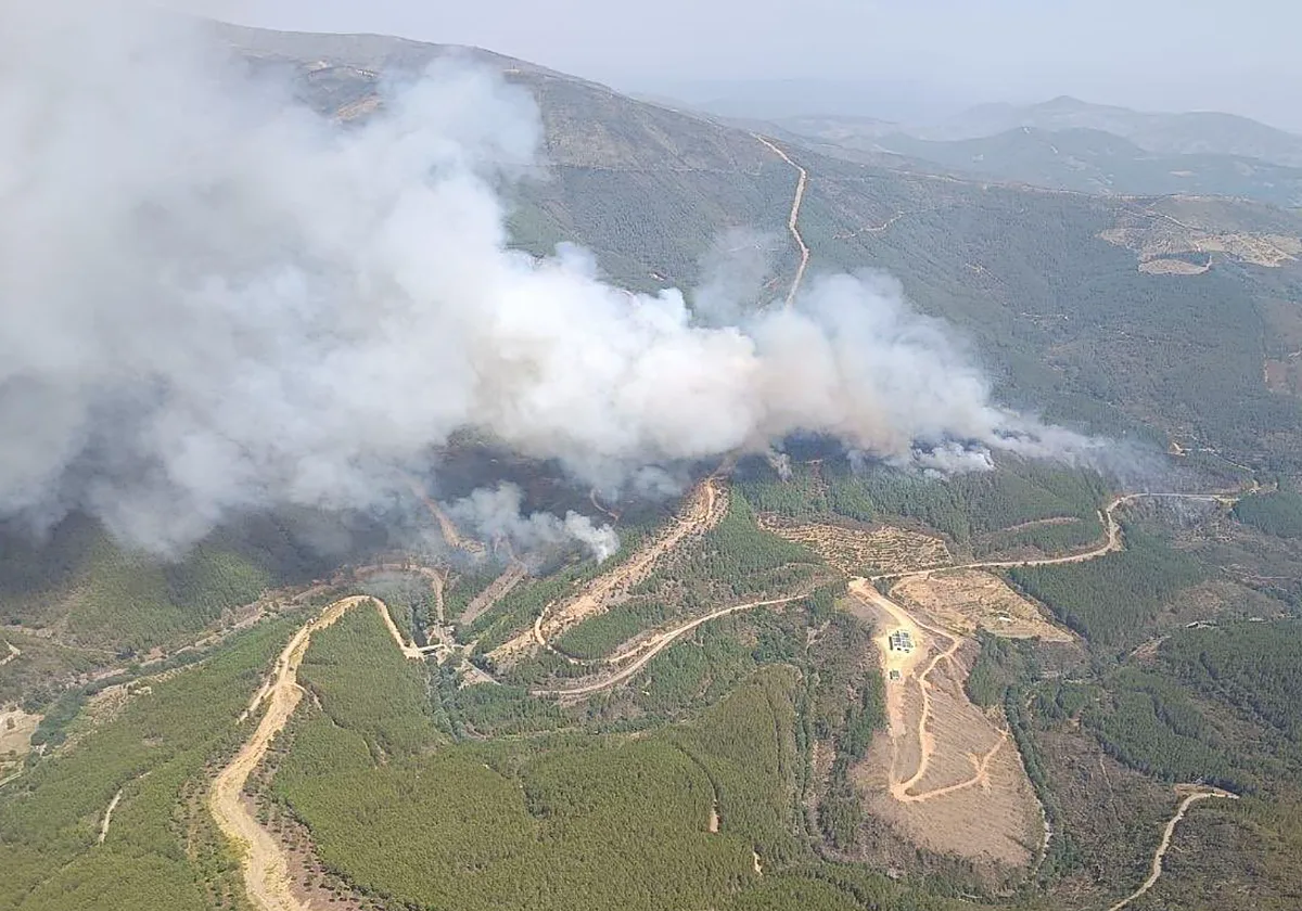 Un incendio en Las Hurdes obliga a activar el nivel 2 de peligrosidad y a evacuar 300 vecinos de varias alquerías