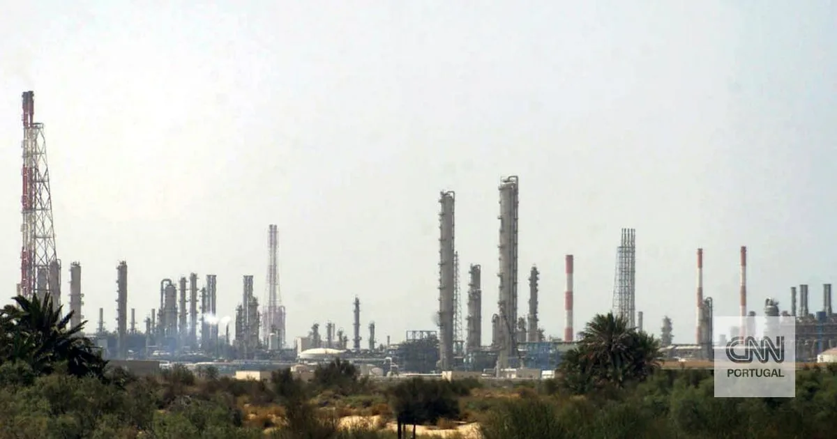 Irlanda admite pedir novo debate à Comissão Europeia sobre taxação das petrolíferas