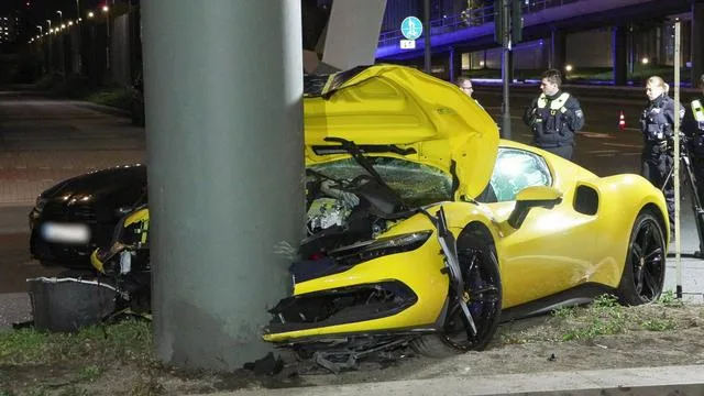 Kollision: Sportwagen prallt gegen Brückenpfeiler - illegales Rennen?