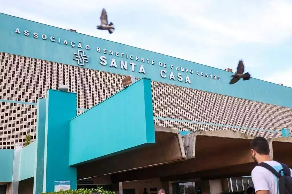 Homem baleado por PM após tentar fugir por telhados na Nhanhá morre em hospital
