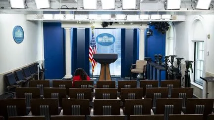 Les médias CNN, MS NOW et Politico poursuivent l'administration Trump après leur exclusion de la Maison Blanche