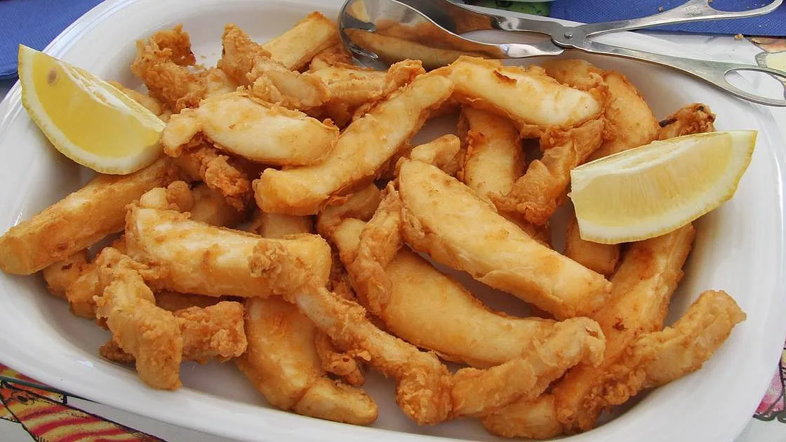Conheça a história da receita e saiba onde comer "Choco frito" em Setúbal