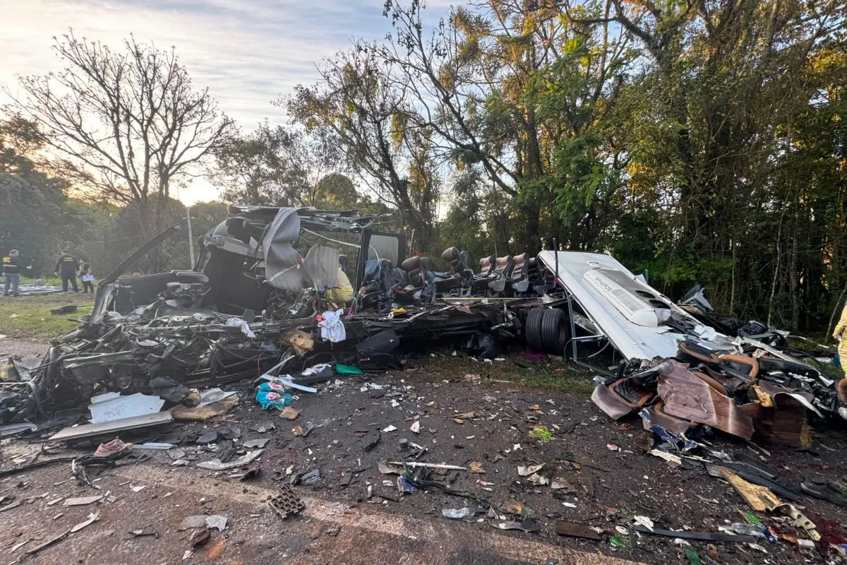 Acidente com 23 mortos: PRF aponta falha em tacógrafo de caminhão