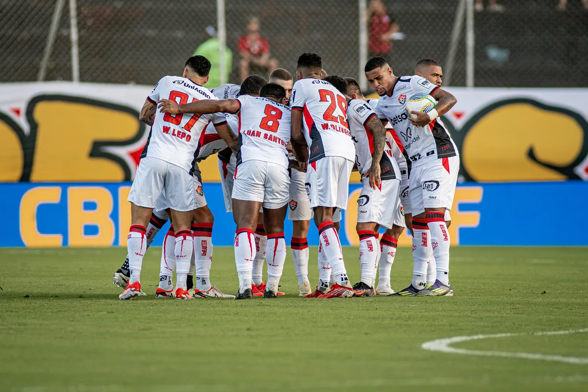 Queria de volta? Ex-Vitória rescinde com clube gigante após 186 jogos