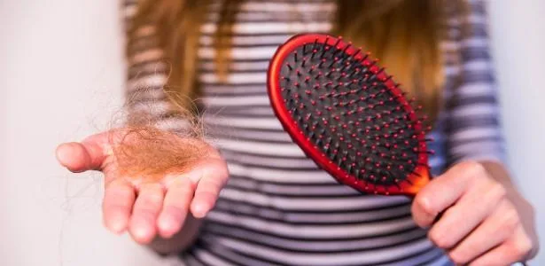 Já pensou nisso? Pentes e escovas de cabelo também precisam de limpeza