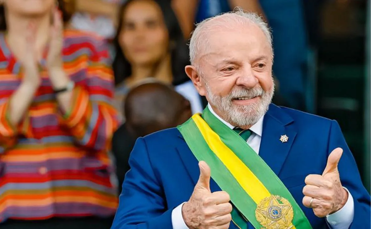 A 17 dias das eleições, Lula anuncia reajuste de R$ 91 no Bolsa Família