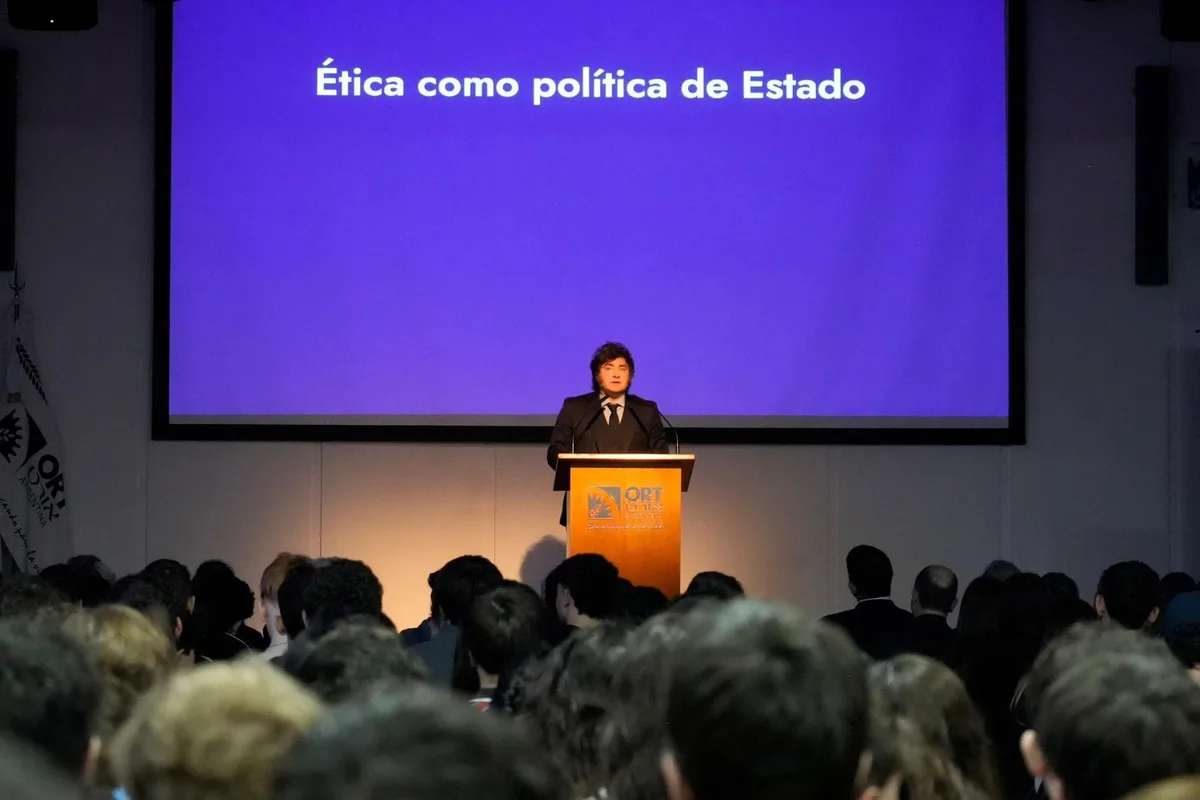 Milei arengó a alumnos de un colegio secundario a abuchear a periodistas: “Si quieren hacerlo más fuerte se los voy a festejar”