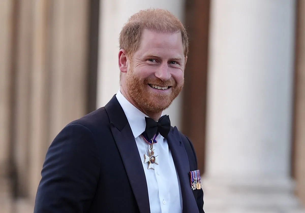 El Príncipe Harry reaparece por primera vez en público desde su regreso a Reino Unido: «Feliz» después de unas «semanas intensas»
