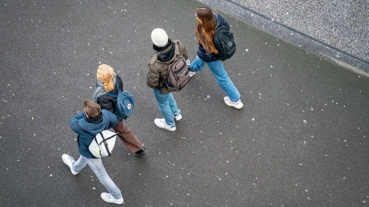 Jovens que não trabalham nem estudam podem ter de fazer 20 horas de trabalho social para receber PSU