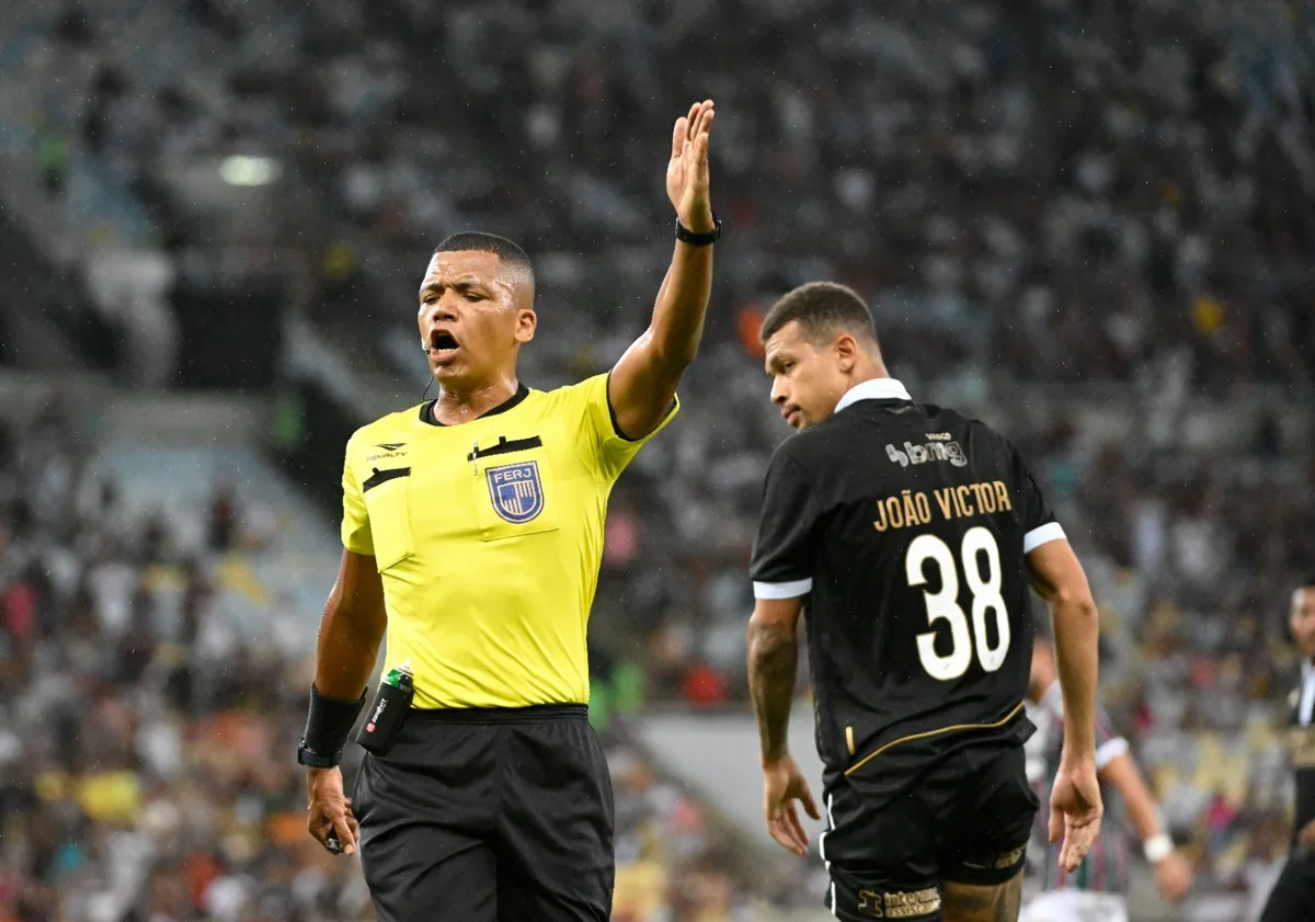 Árbitro de Figueirense x Maranhão tem retrospecto curioso na Série C; entenda