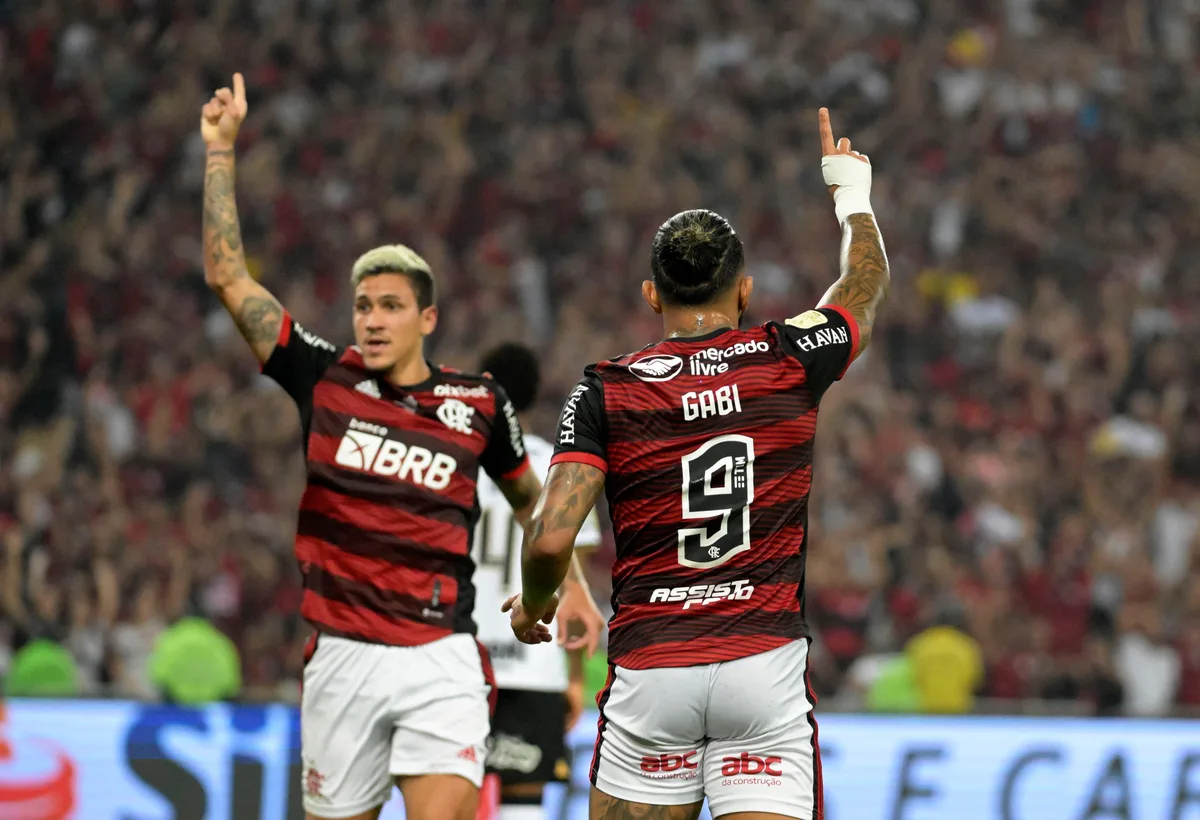 Artilheiro e garçom, Pedro alcança outra marca de Gabigol no Flamengo; veja
