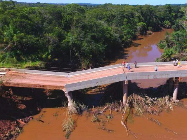 Pontes caem, vidas se perdem e contribuinte paga a conta