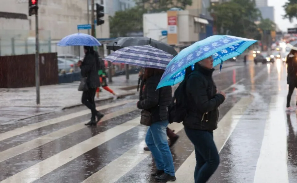 Com retorno das chuvas, parte do Paraná entra em alerta amarelo para tempestades com ventos de 60 km/h