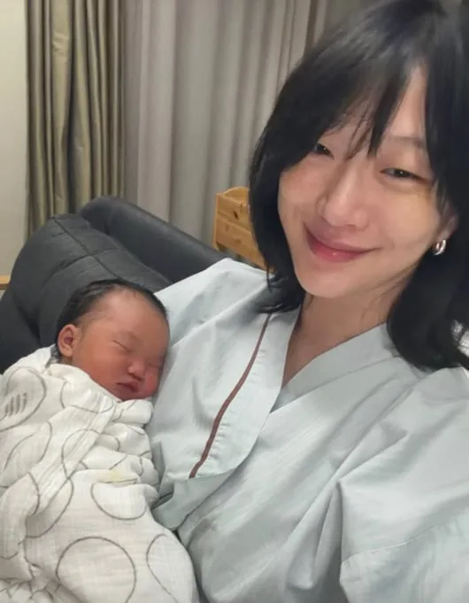 '이코베♥' 최소라, 결혼 7년만에 득녀..붕어빵 딸 이름은 "이초이" [핫피플]